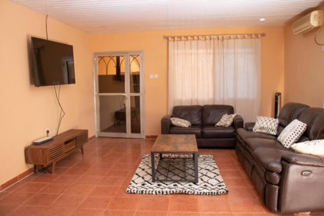 Fully Aircondition 3Bed Villa- A C- Wifi- Hotwater Фритаун Экстерьер фото