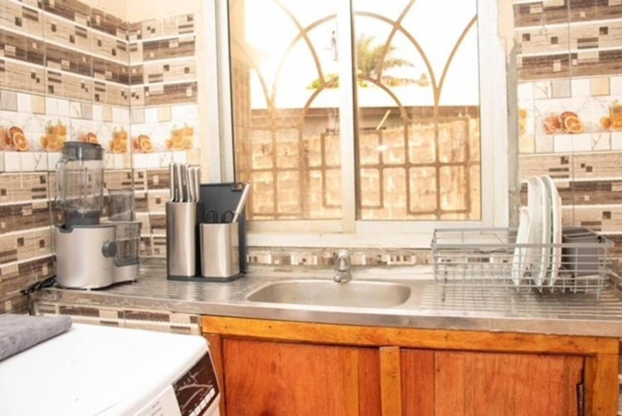 Fully Aircondition 3Bed Villa- A C- Wifi- Hotwater Фритаун Экстерьер фото