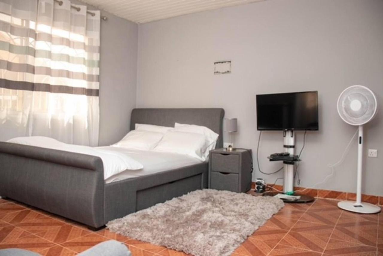 Fully Aircondition 3Bed Villa- A C- Wifi- Hotwater Фритаун Экстерьер фото