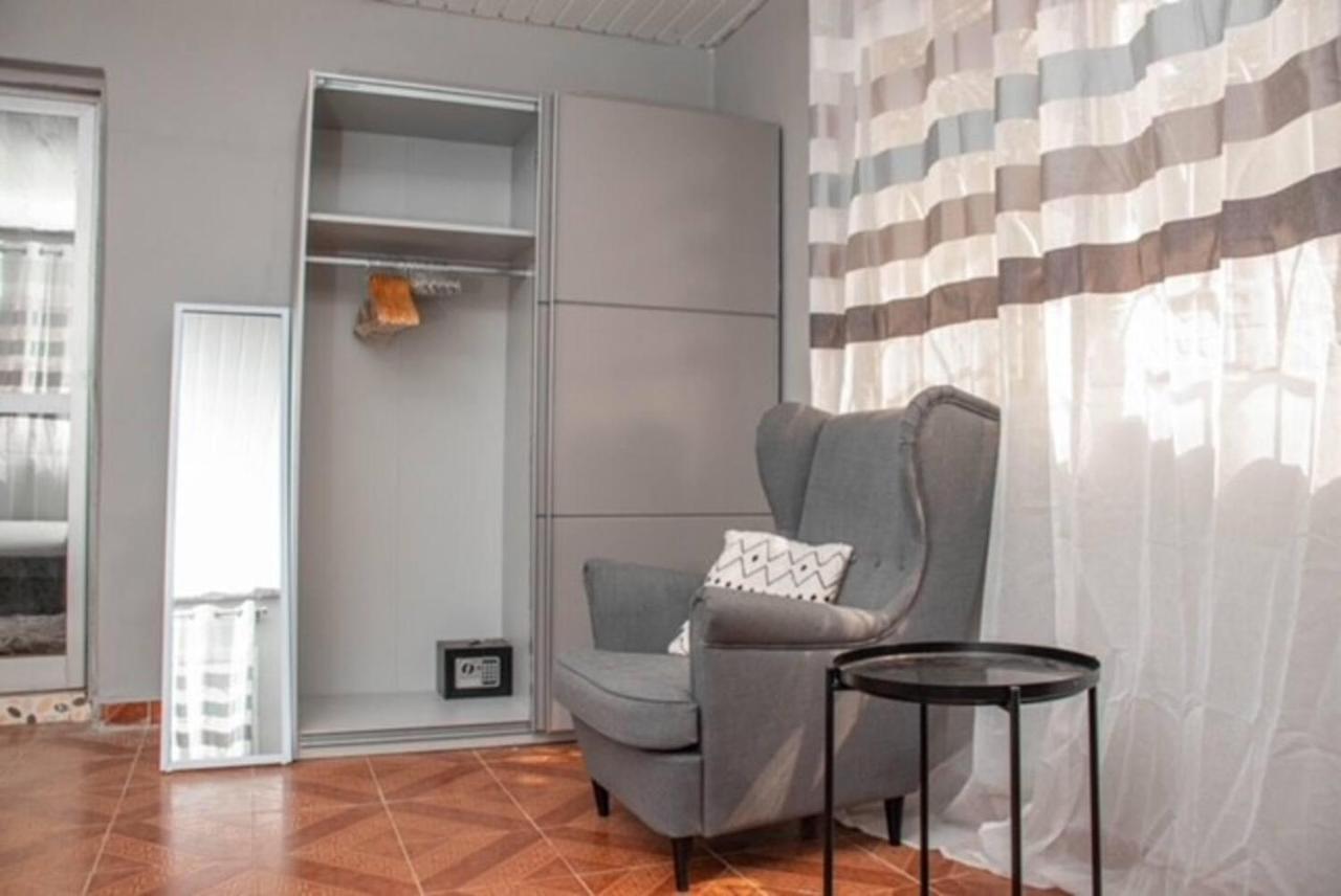 Fully Aircondition 3Bed Villa- A C- Wifi- Hotwater Фритаун Экстерьер фото