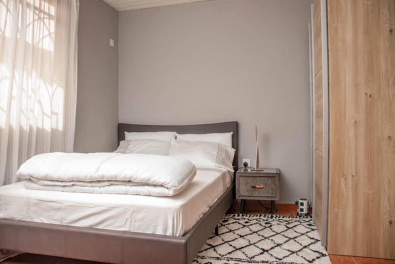 Fully Aircondition 3Bed Villa- A C- Wifi- Hotwater Фритаун Экстерьер фото