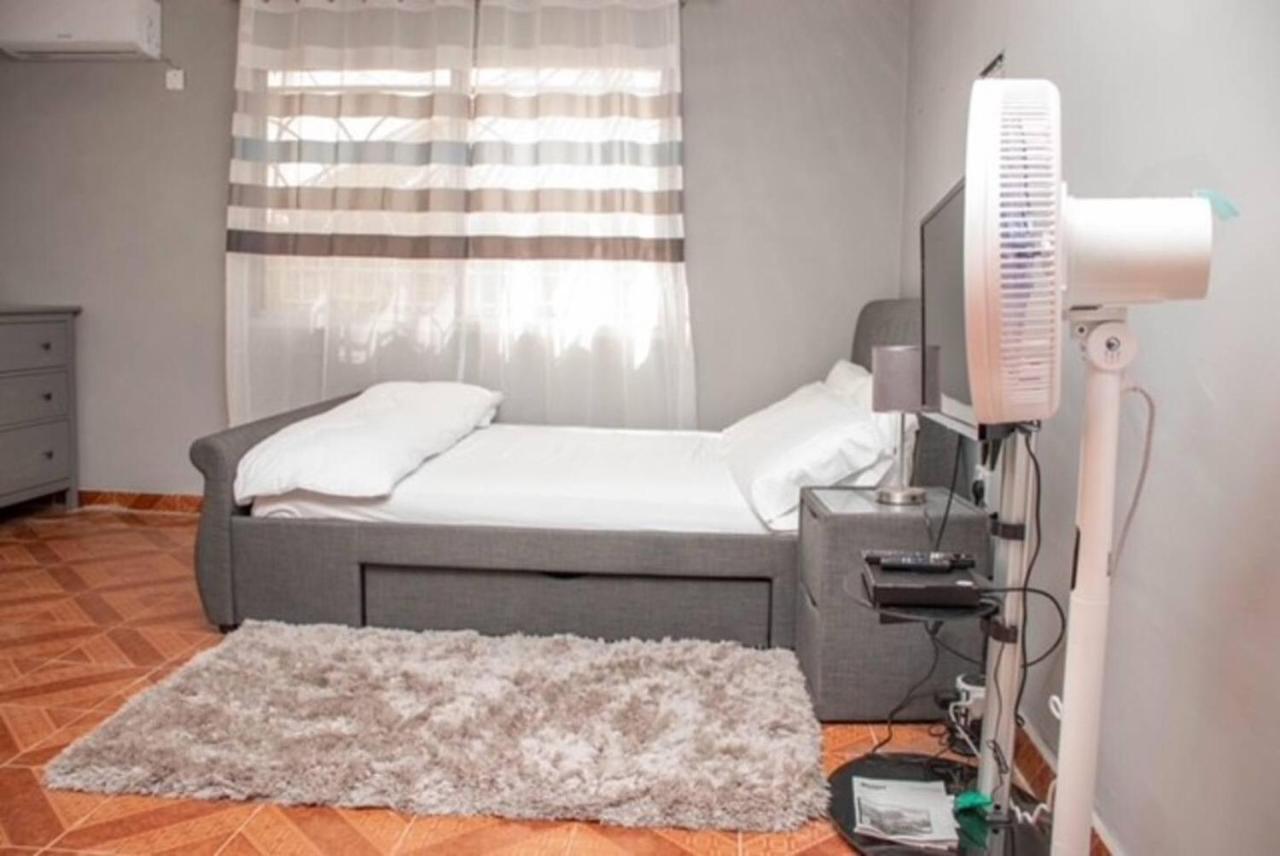 Fully Aircondition 3Bed Villa- A C- Wifi- Hotwater Фритаун Экстерьер фото