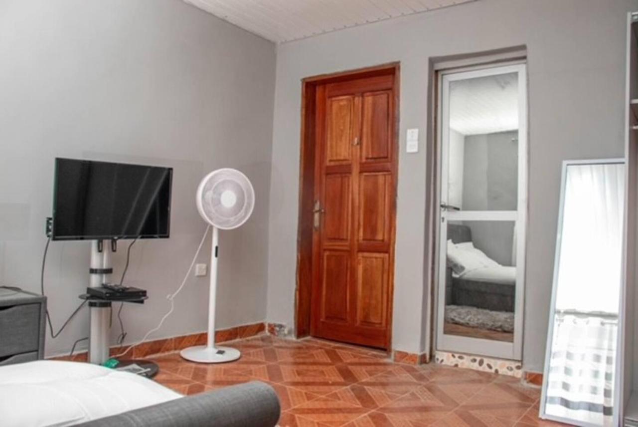 Fully Aircondition 3Bed Villa- A C- Wifi- Hotwater Фритаун Экстерьер фото