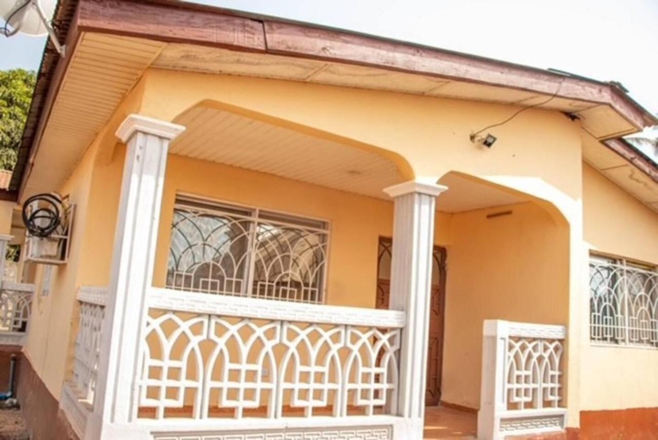 Fully Aircondition 3Bed Villa- A C- Wifi- Hotwater Фритаун Экстерьер фото