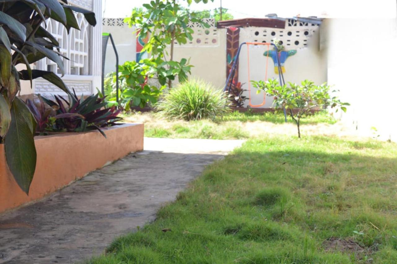 Fully Aircondition 3Bed Villa- A C- Wifi- Hotwater Фритаун Экстерьер фото