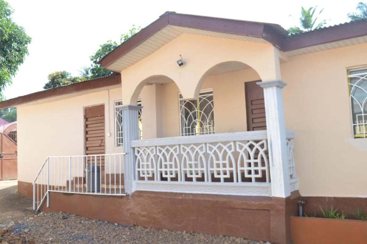 Fully Aircondition 3Bed Villa- A C- Wifi- Hotwater Фритаун Экстерьер фото